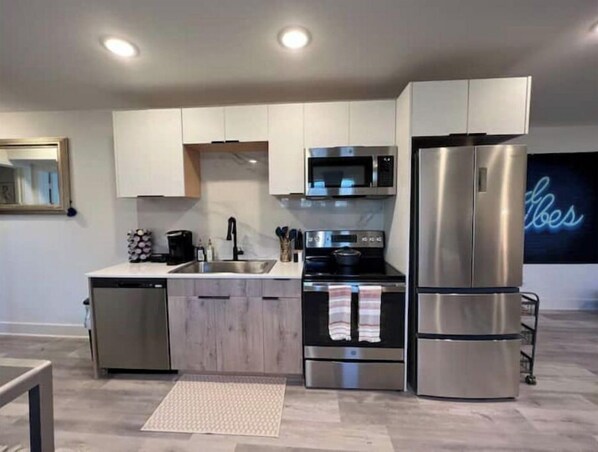 Kühlschrank, Mikrowelle, Ofen, Herdplatte