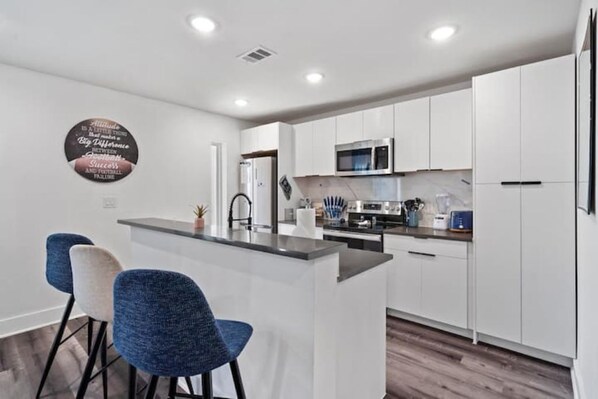 Fridge, oven, stovetop, dishwasher