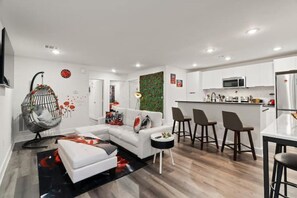 TV, computer monitors, printers - Roseate 2BR Downtown (Dallas)