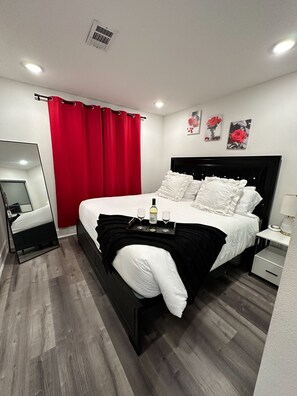 2 habitaciones, escritorio y tabla de planchar con plancha 