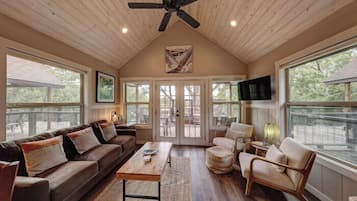 Comfort-mökki | Oleskelualue | 60–tuumainen äly-TV, jossa digitaalikanavat