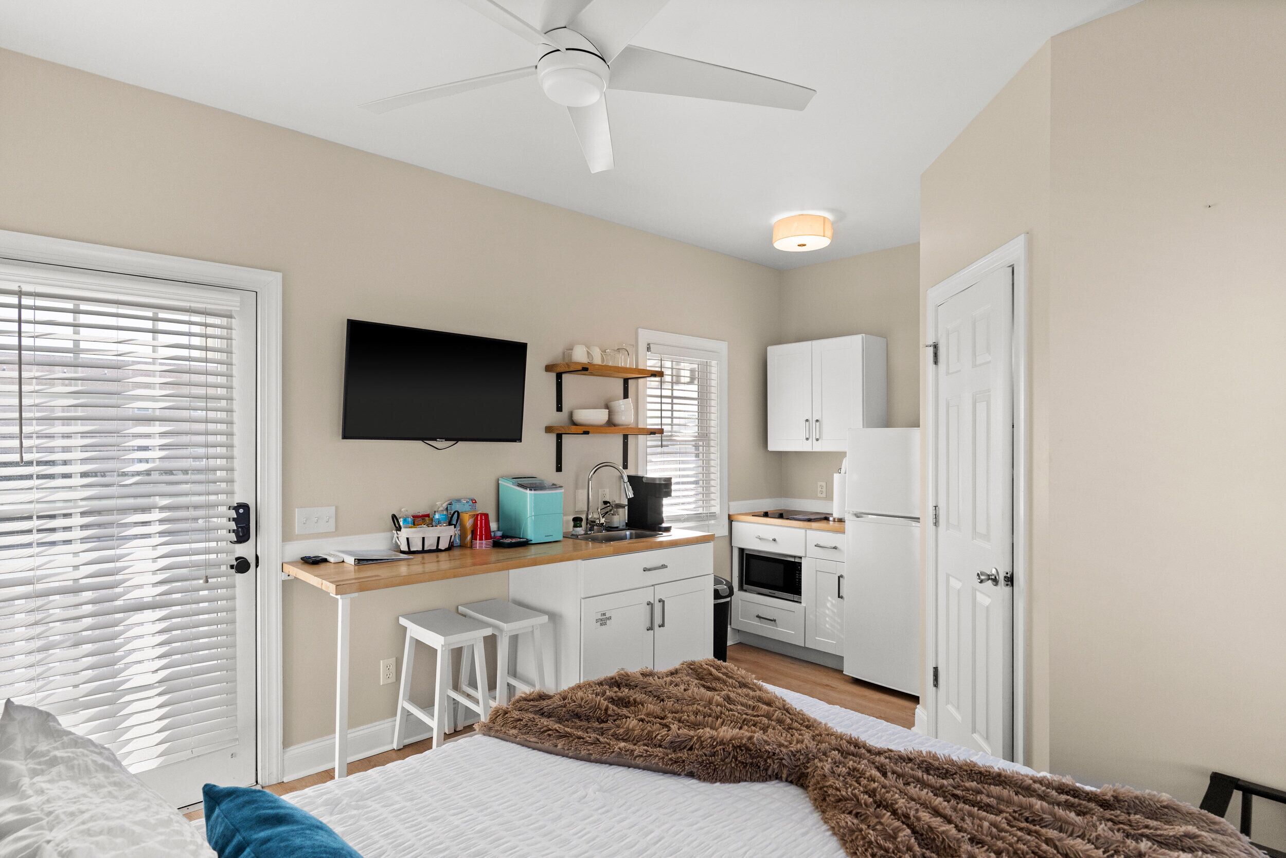 Silitysrauta/-lauta, Wi-Fi, vuodevaatteet