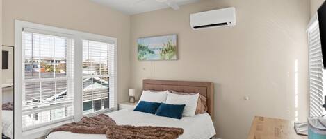 Tabla de planchar con plancha, wifi y ropa de cama