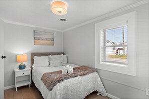 3 bedrooms, iron/ironing board, WiFi, bed sheets