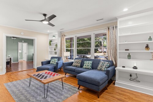 Eden Oasis ~ Hot Tub, Pool, 2 King Suites, Kids Room, PS4