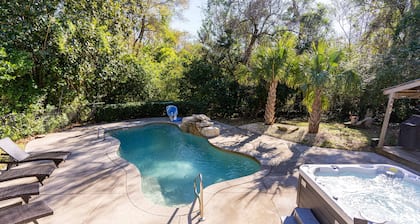 Eden Oasis ~ Hot Tub, Pool, 2 King Suites, Kids Room, PS4