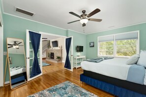 4 室のベッドルーム、デスク、アイロン / アイロン台、WiFi