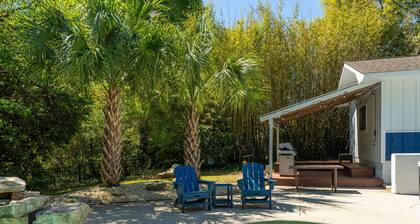 Eden Oasis ~ Hot Tub, Swimming Pool, 2 King Suites, Kids Rooms, PS4, Ping Pong