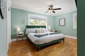 4 bedrooms, desk, iron/ironing board, WiFi