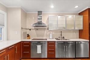 Refrigerador, microondas, horno y parrilla de estufa