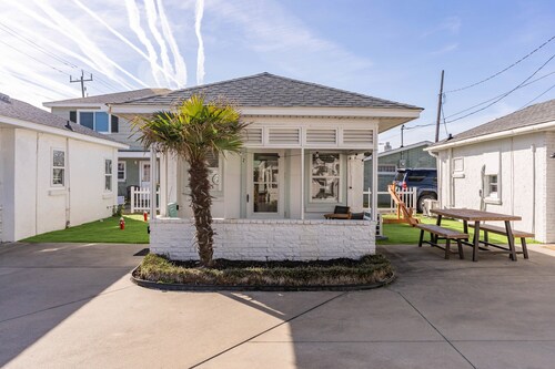 Seabreeze Suite ~ Cottages @ Kure ~ Beach, Fishing, Pool, Walk to Pier