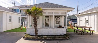 Seabreeze Suite ~ Cottages @ Kure ~ Beach, Fishing, Pool, Walk to Pier