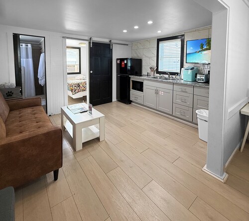 Wilmington Beach Bungalow~ Kure Beach, Fishing, Pool, Walk to Pier