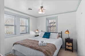 3 bedrooms, iron/ironing board, WiFi, bed sheets - Carolina Cottage @ Kure~ Beach, Fishing, Pool, Kure Pier (Kure Beach)