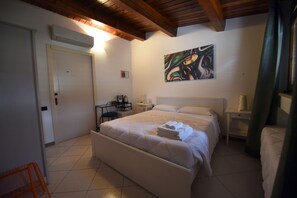 Escritorio y espacio para trabajar con laptop