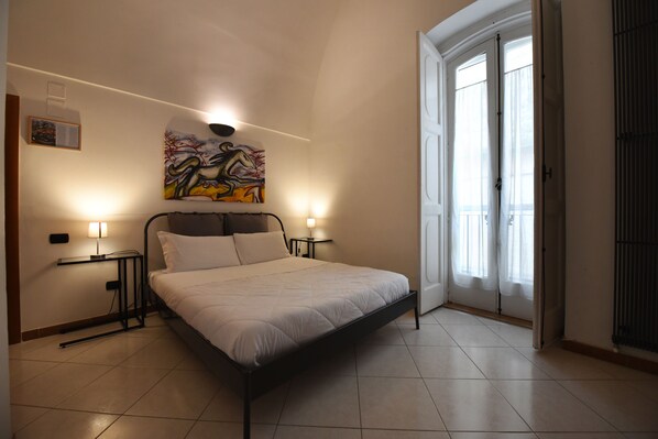 Escritorio y espacio para trabajar con laptop