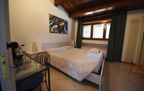 Desk, laptop workspace, soundproofing, free WiFi - Vista sui sassi civico 16 (Matera)