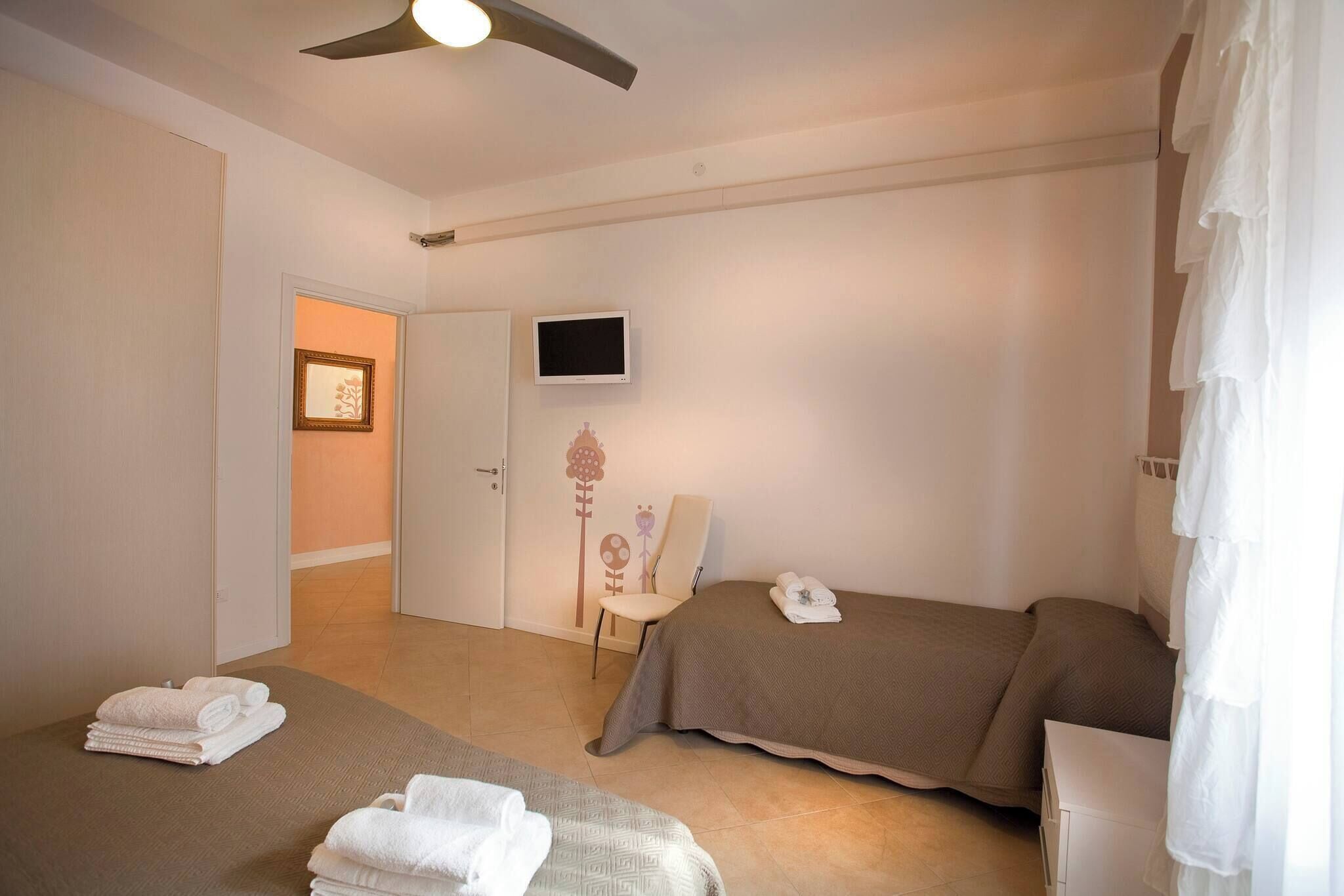 2 slaapkamers, een strijkplank/strijkijzer, reisbedje, gratis wifi