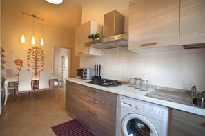 Coffee/tea maker, fridge, microwave, stovetop