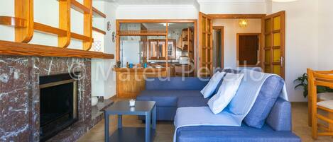 Una televisión, un reproductor de DVD