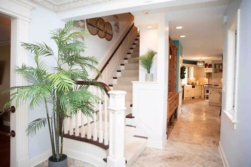 The Mulford Complex Private Estate with Pool & Hot Tub 