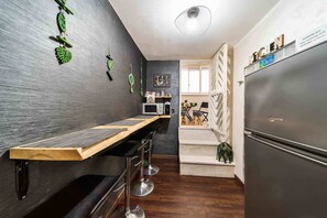 Full-sized fridge, microwave, stovetop, freezer - Newhouse Dei Mille (Bari)