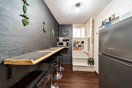 Refrigerador con freezer, microondas, placa de cocina, freezer