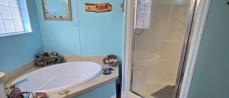 Une salle de bain avec une baignoire, une douche et une décoration en bois.