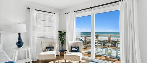 TV connectée, livres, chaîne hi-fi