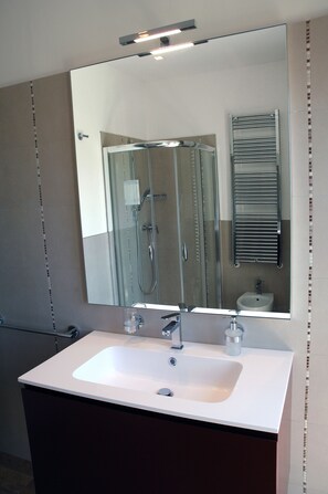 Dusche, Haartrockner, Bidet, Handtücher