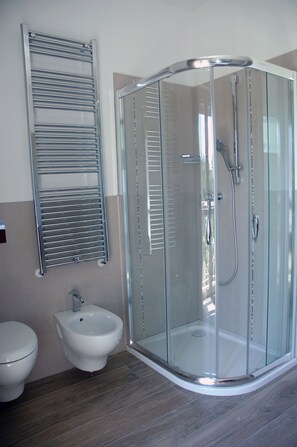 Bruser, hårtørrer, bidet, håndklæder