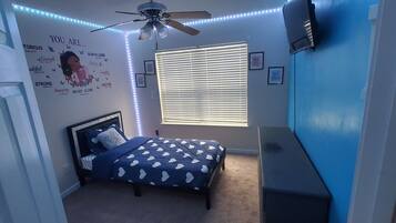 4 habitaciones, tabla de planchar con plancha y ropa de cama