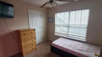 4 bedrooms, iron/ironing board, bed sheets
