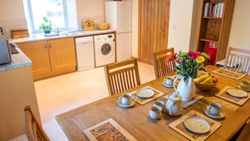 Cottage, 3 phòng ngủ | Bếp riêng | Dụng cụ pha cà phê/trà, ghế cao cho trẻ em