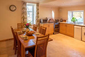 Cottage, 3 Bedrooms | Dining room - Wynford Holiday Cottages (Aberdeen)