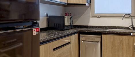 Køleskab, køkkentøj/tallerkener/redskaber