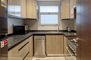 冷蔵庫、食器洗い機、調理器具と食器