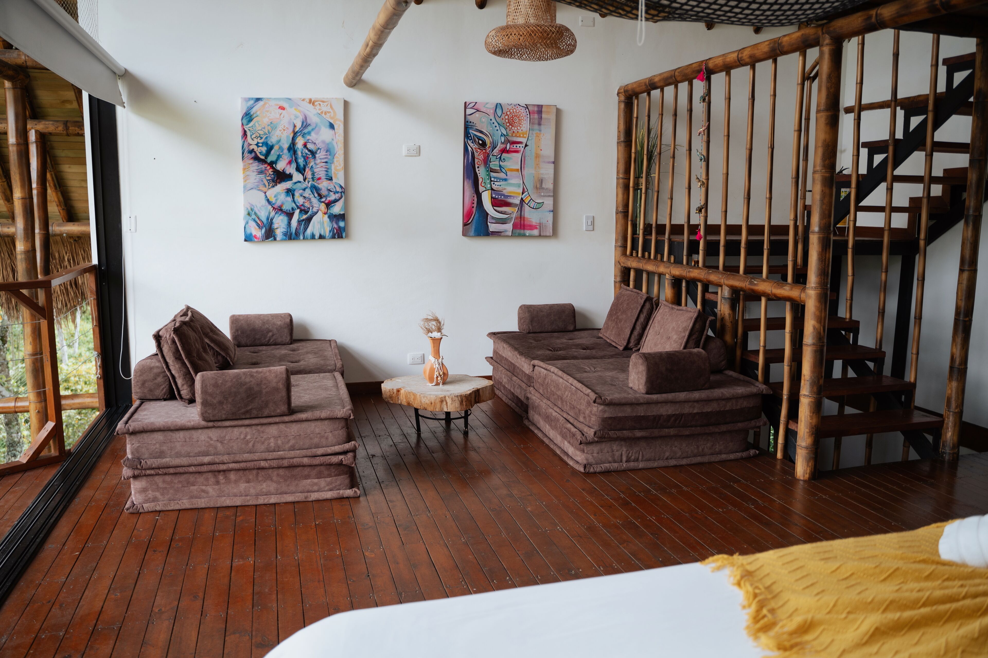 Cabaña Grand | Área de sala de estar | Televisión LED de 56 pulgadas con canales vía satélite y Netflix 