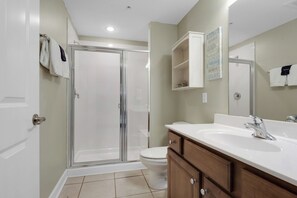 Combined shower/bathtub, hair dryer, towels - 🌅 Seychelles 1204 | Near the State Park & Marina (Panama City Beach)