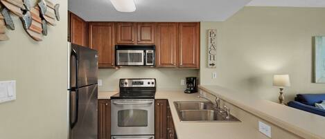 Kjøleskap, mikrobølgeovn, ovn og kokeplater