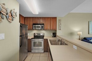 Fridge, microwave, oven, stovetop - 🌅 Seychelles 1204 | Near the State Park & Marina (Panama City Beach)