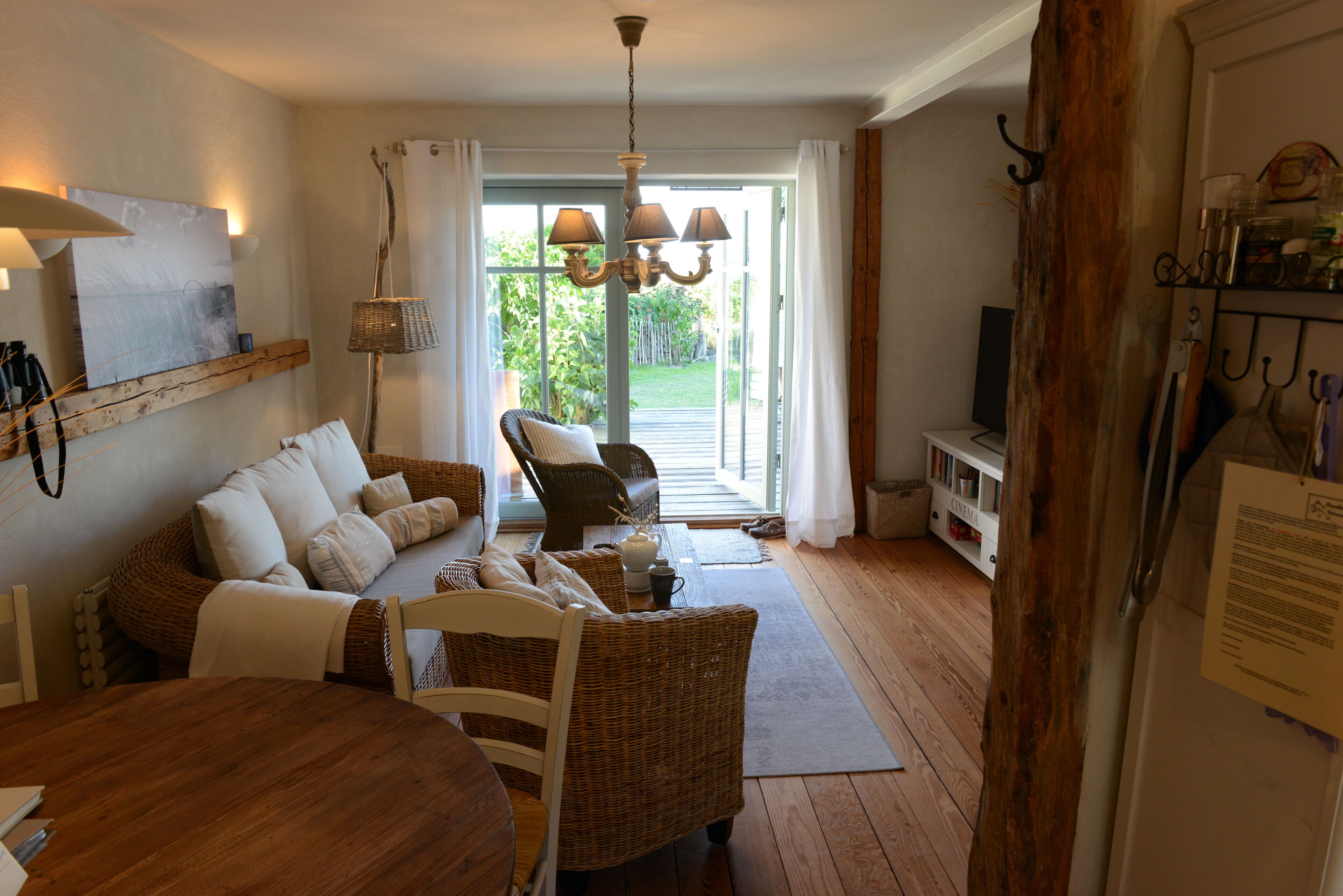 TV connectée, cheminée, livres