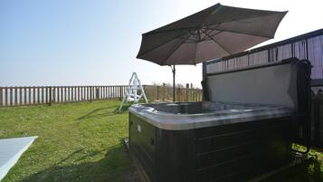 Casa de campo, varias camas | Tina de hidromasaje al aire libre