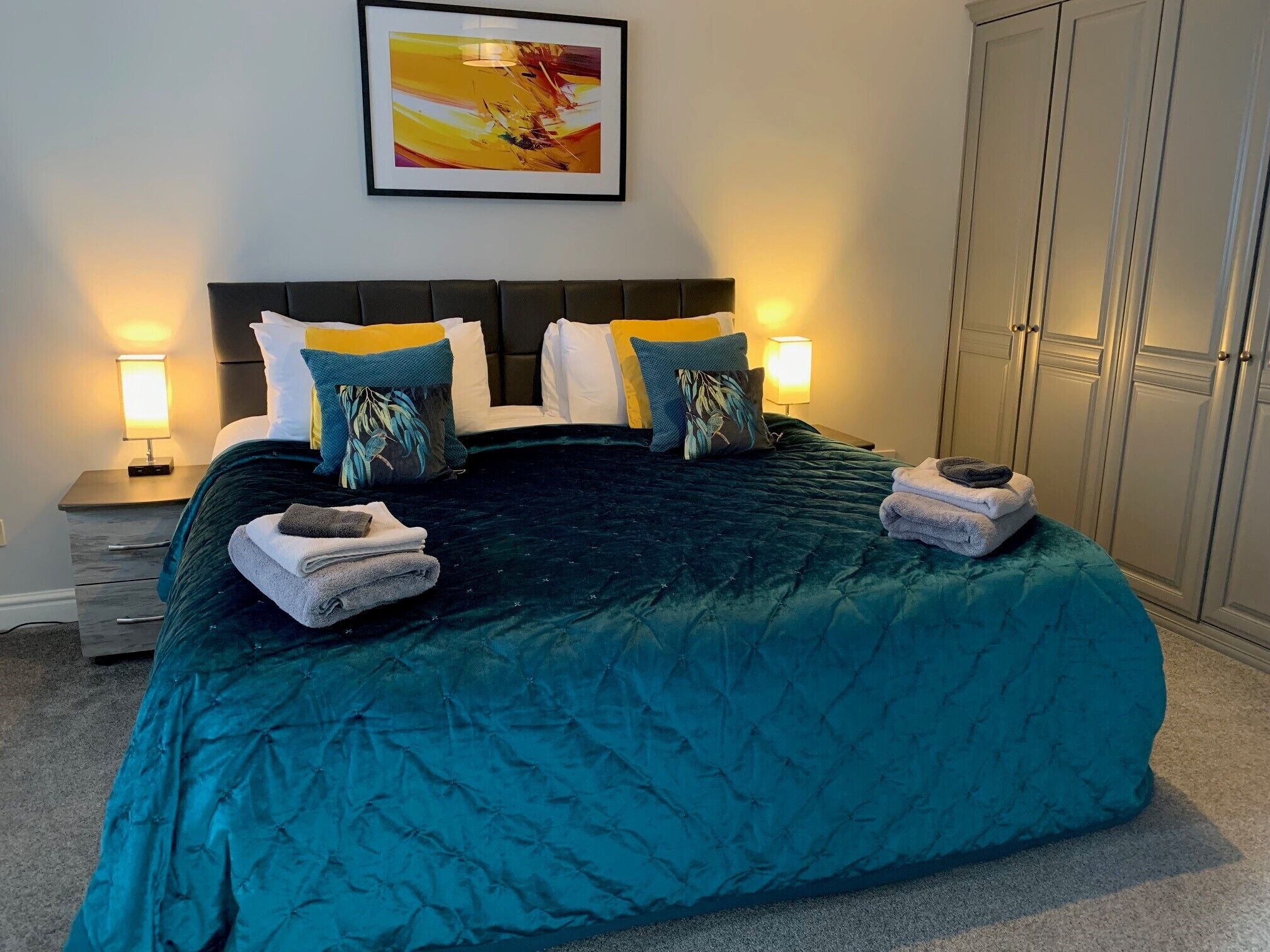 4 bedrooms, desk, WiFi, bed sheets