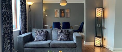 Smart-tv, eldstad, kontor och datorskärmar