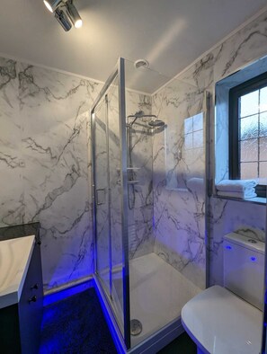 Douche, sèche-cheveux, serviettes fournies, savon