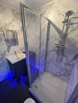 Shower, hair dryer, towels, soap - Alton Towers Family Getaway (Stoke-on-Trent)