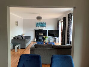 Smart-TV, Kamin, Arbeitsbereiche, Computerbildschirme