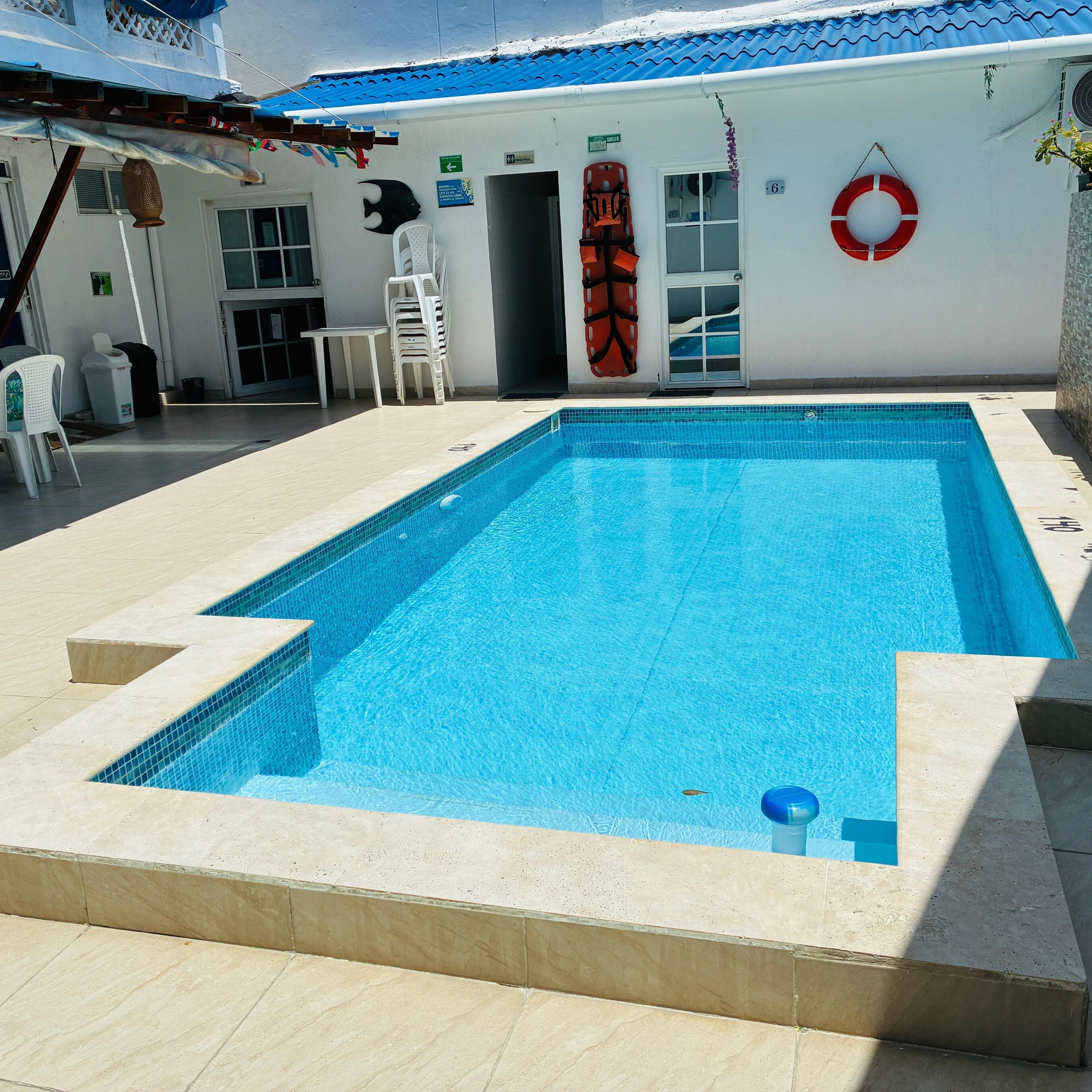 Una piscina al aire libre