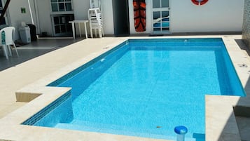 Una piscina al aire libre